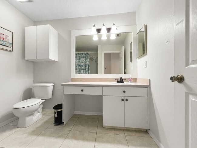Building Photo - Spacious 4-Bedroom Townhome with Lake Views in Desirable Willow Lake Community
