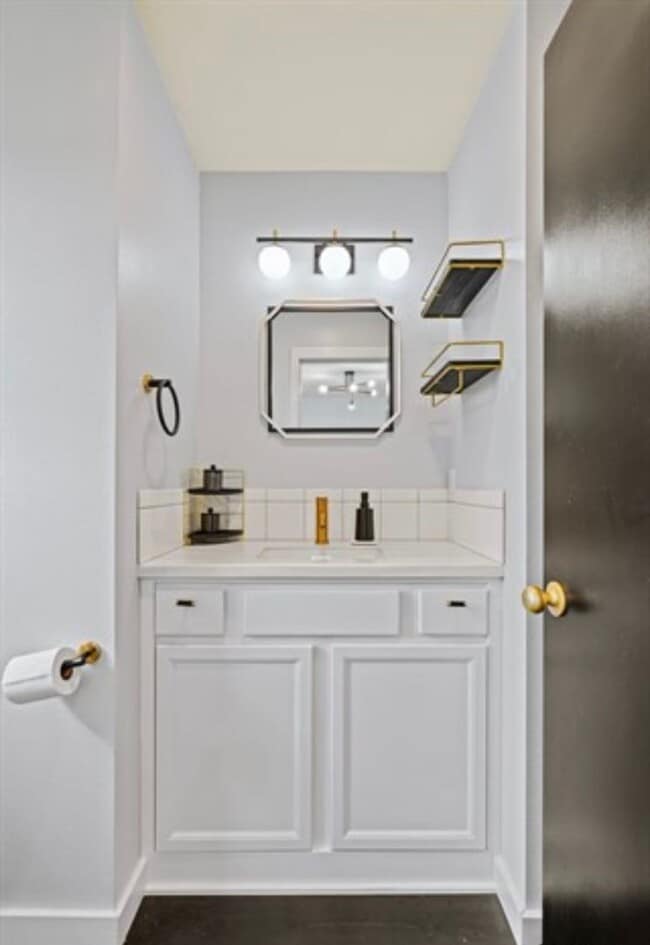 Building Photo - Newly Renovated & Ready to Impress!