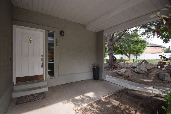 Building Photo - Quiet 2 Bed Millcreek Condo with Beautiful Mountain Views!
