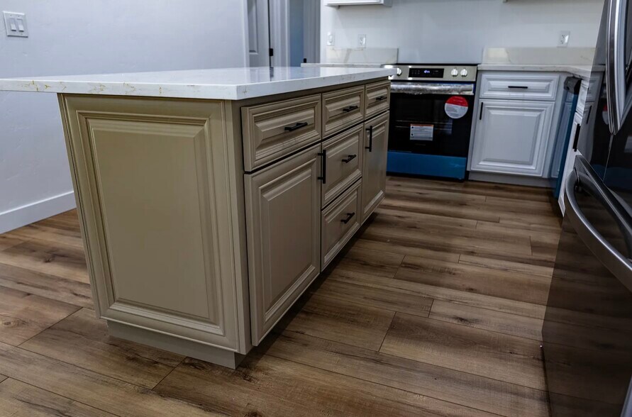 Building Photo - 590 N Lincoln Ave