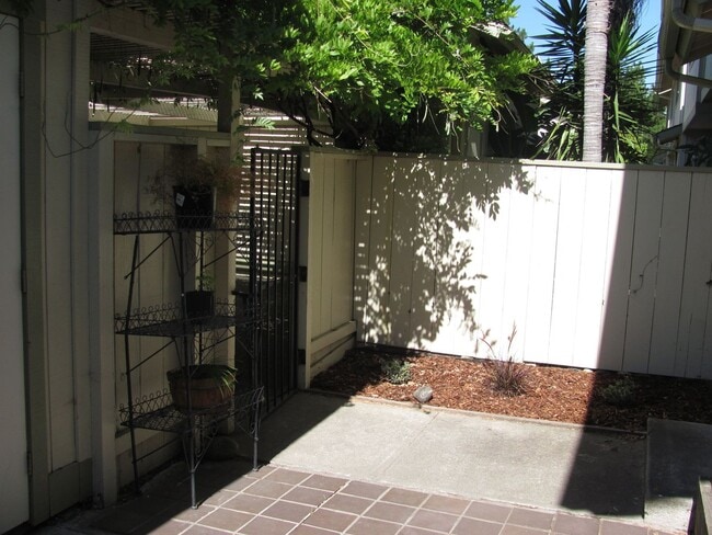 Building Photo - King Courts Condo! Backs to the Park! Bloc...