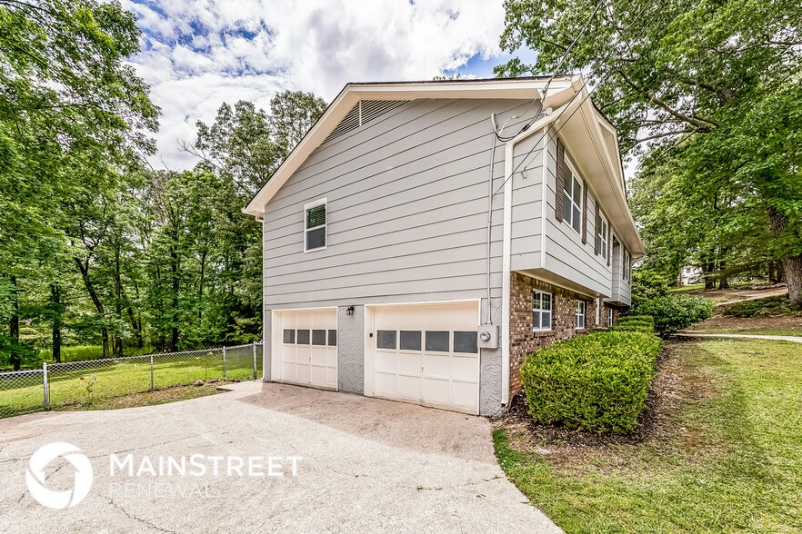 Building Photo - 245 Foxglen Rd