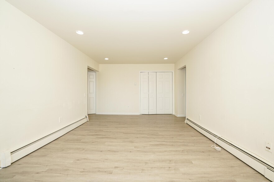 Building Photo - 1 River Rd