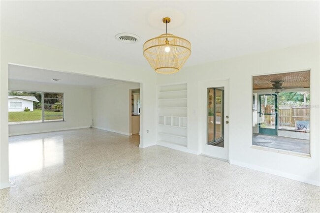 Building Photo - 2618 Valencia Dr