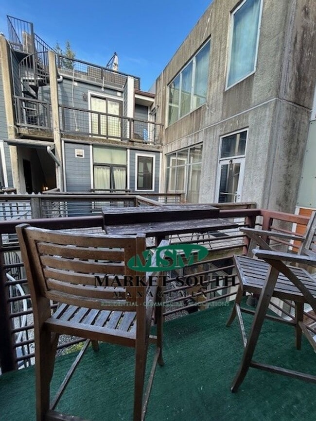 Building Photo - CONTEMPORARY STARLAND LOFT!