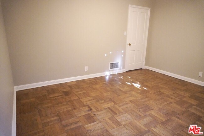 Building Photo - 951 Masselin Ave