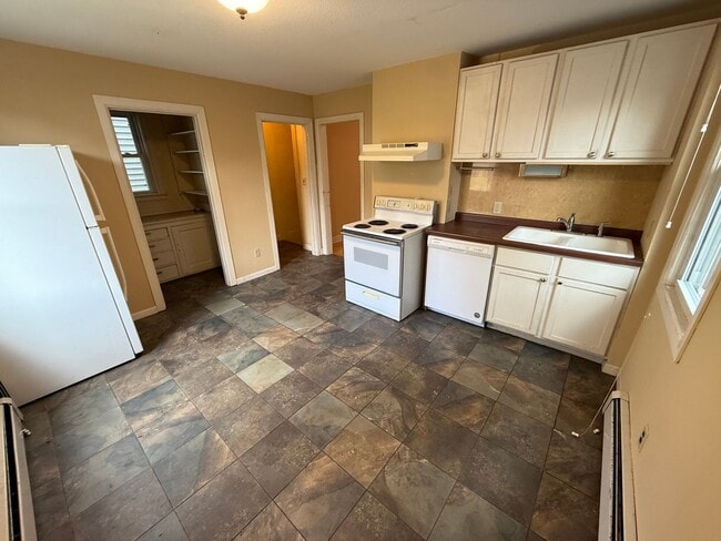 Building Photo - Duluth, MN - 4 bed - 1 Batg
