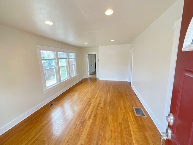 Building Photo - 2 Bedroom Home Available Near Pikes Peak Ave & S Institute St!