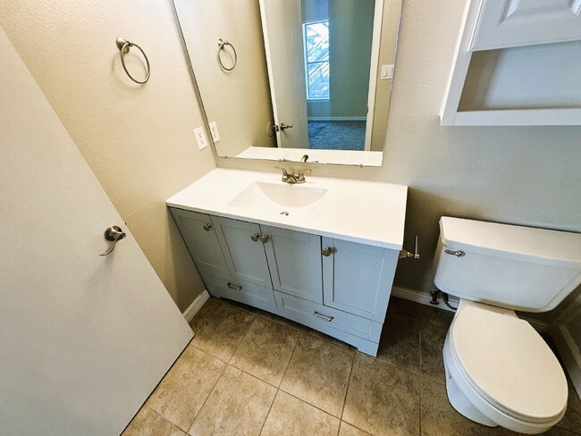 Building Photo - Updated 2 Bedroom, 2 Bath Condo (Available Immediately)