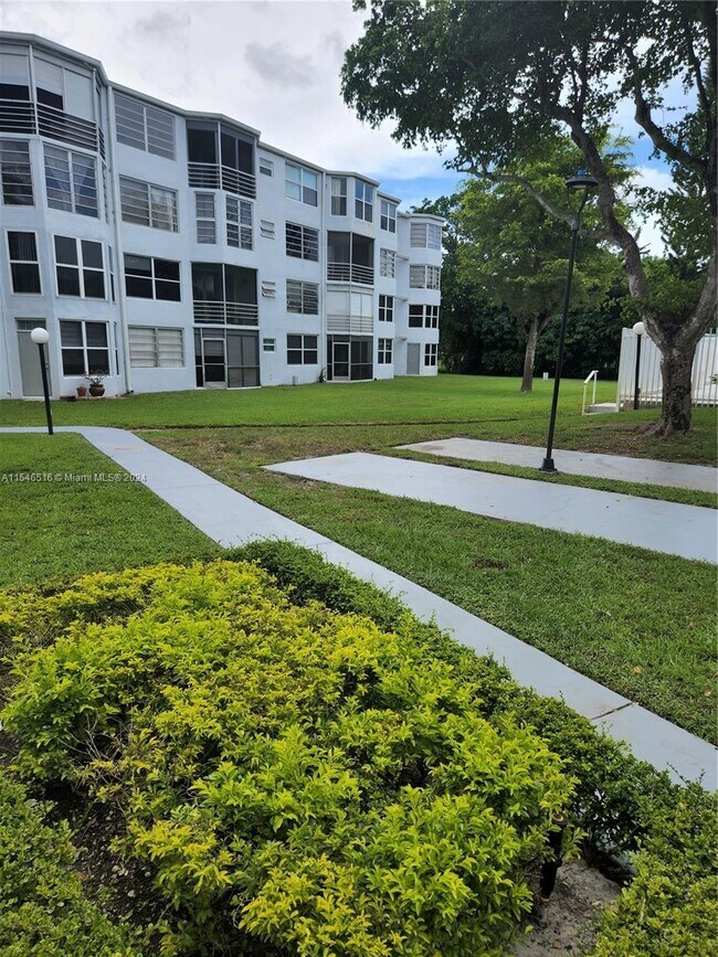 Building Photo - 1351 NE 191st St