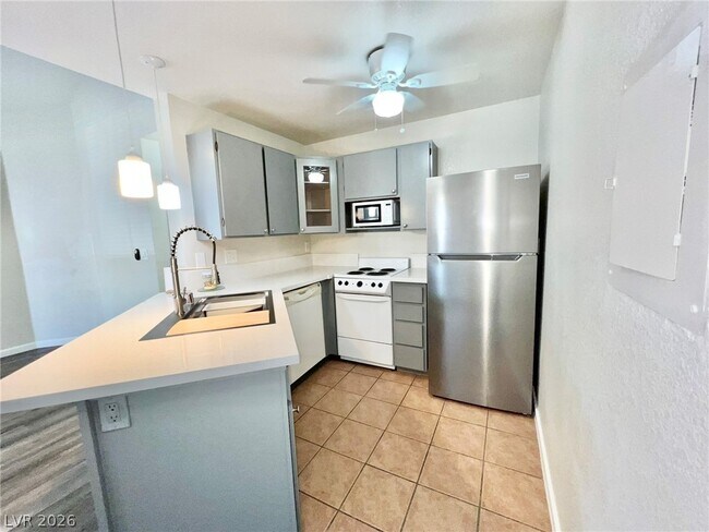 Building Photo - 480 Elm Dr