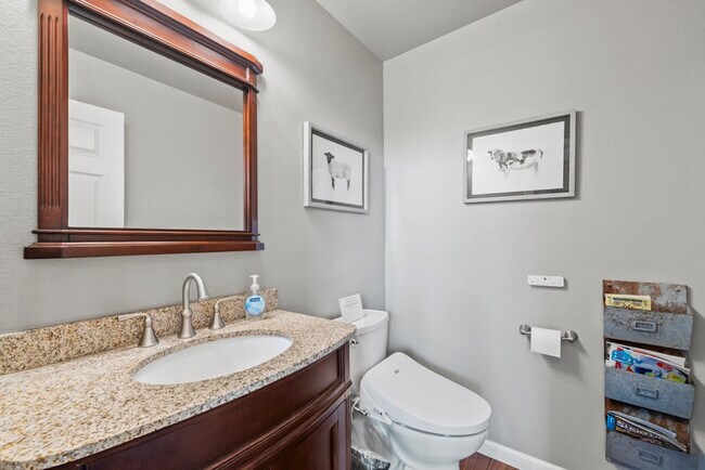 Building Photo - 1740 W Live Oak St