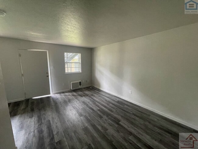 Building Photo - 1502 NW Kingsbury Ave