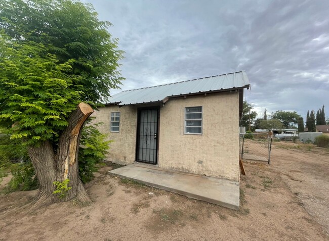 Building Photo - One Bedroom House