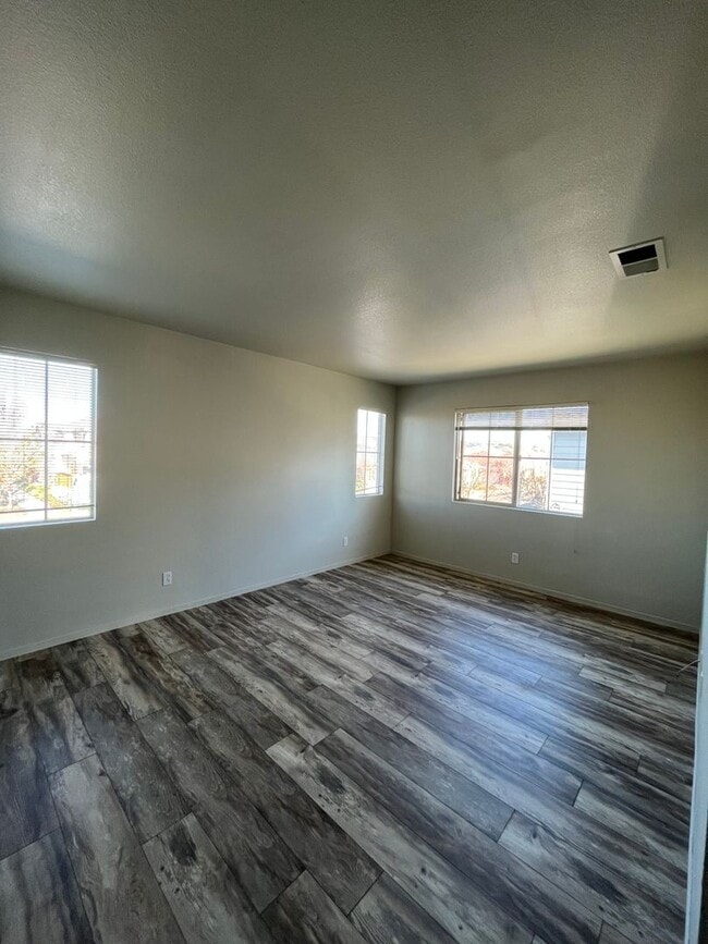 Building Photo - Two Bedroom Townhouse Style Apartment with Garage - Northwest Santa Rosa