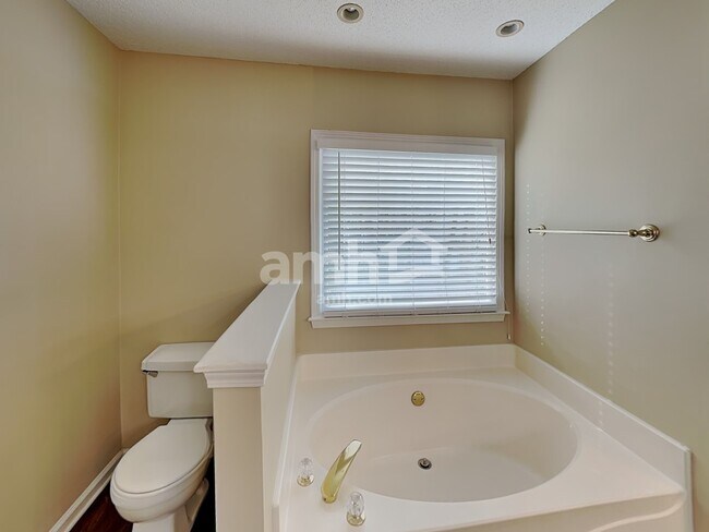 Building Photo - 1728 Victoria Way NW