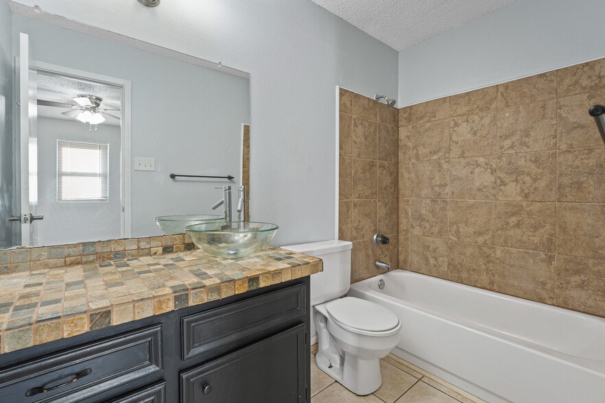 Building Photo - 5705 Itasca St