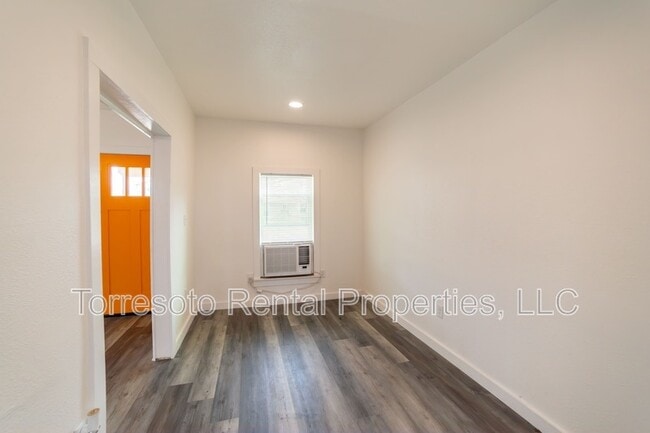 Building Photo - 611 Rochambeau St