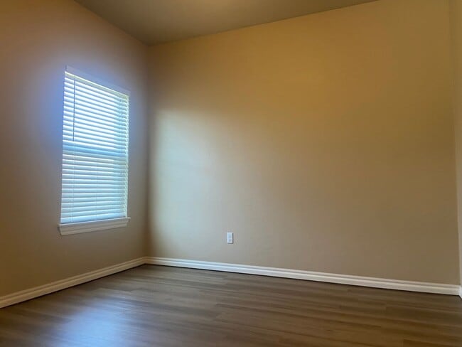 Building Photo - 4 Bed, 2 Bath with Neighborhood Pool and D...