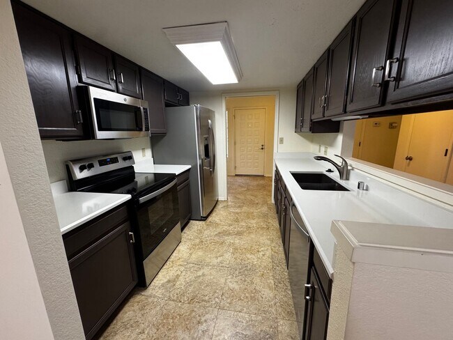 Building Photo - 2 Bedroom 2 bath plus loft and one car garage.