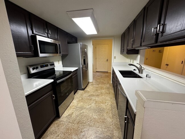 Building Photo - 3 Bedroom 2 bath plus loft and one car garage.