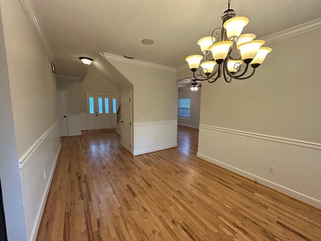 Building Photo - Spacious and Perfectly located 4/2 home in...
