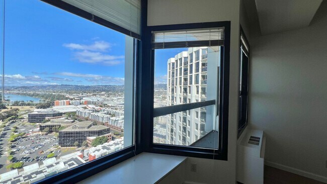Building Photo - High Rise Living at its Best in Emeryville...
