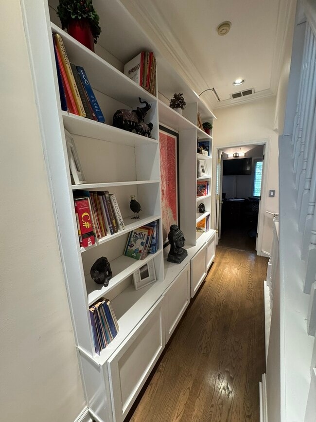 Building Photo - 1413 S Prairie Ave