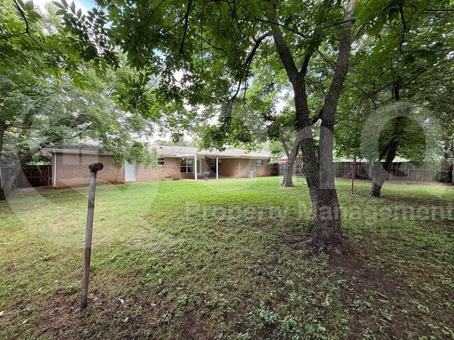 Building Photo - 1511 University Dr