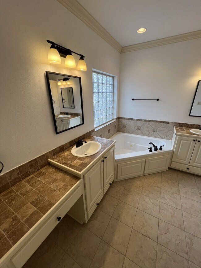 Building Photo - 7335 Oak View Dr.