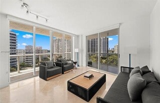 Building Photo - 10 Venetian Way