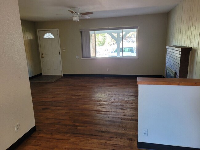 Building Photo - 3 bedroom