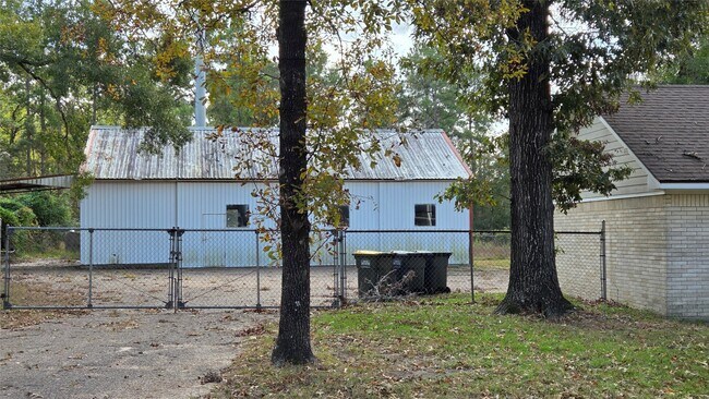 Building Photo - 1600 Southern Oaks Dr