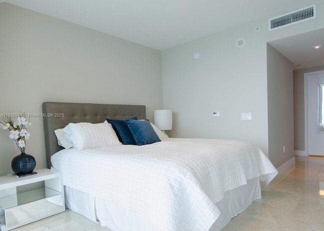 Building Photo - 17001 Collins Ave