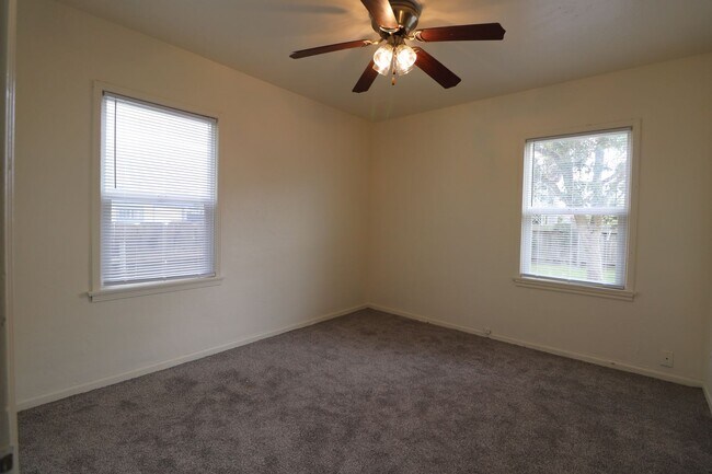 Building Photo - Cute Northwest Home