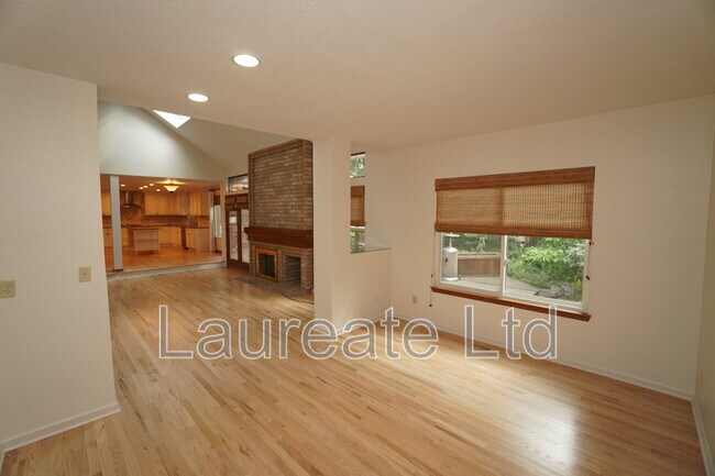 Building Photo - 1702 W Dry Creek Rd