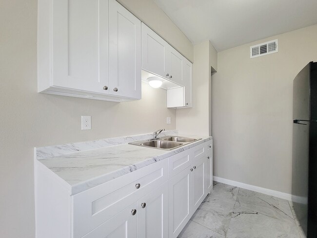 Building Photo - 3206 Lobit Dr