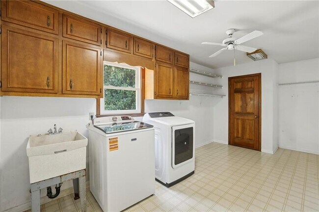 Building Photo - 5653 Trowbridge Dr