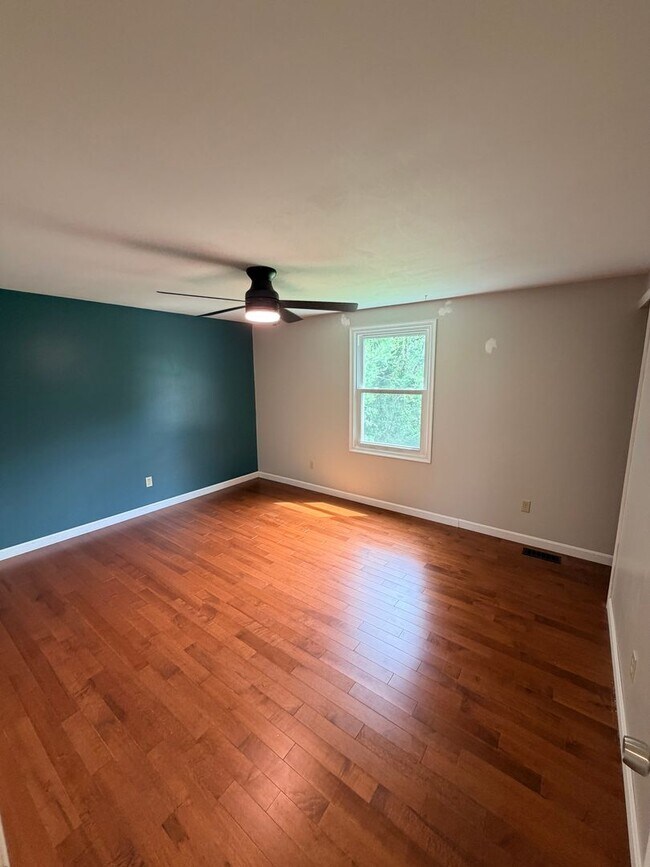 Building Photo - Spacious 4 Bedroom Split-Level Home in Clay, NY
