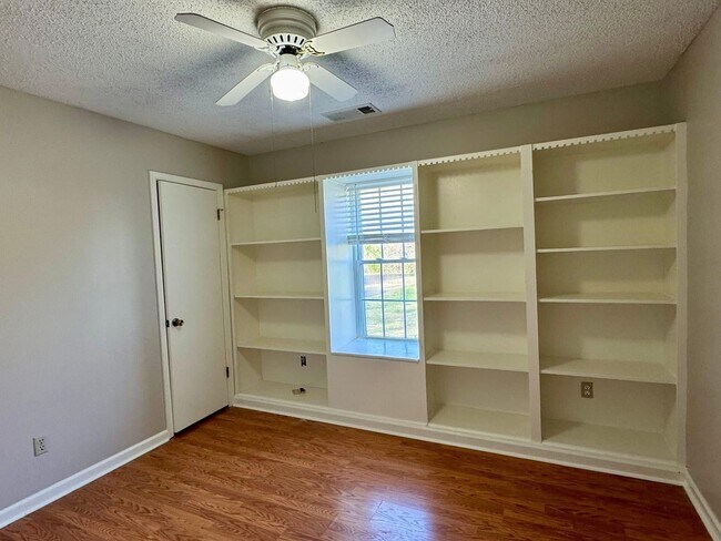 Building Photo - 812 Beaver Rd