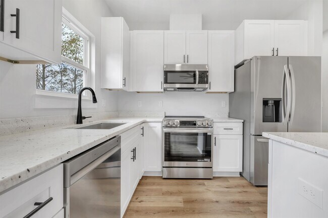 Building Photo - 80 Capri Ln