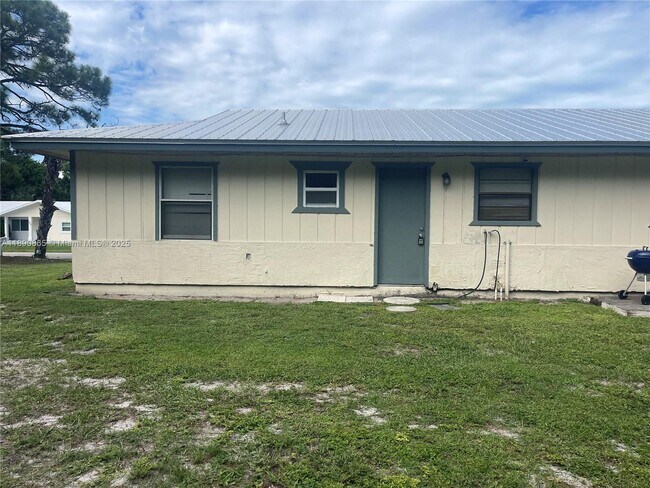 Building Photo - 819 King Orange Dr