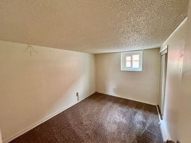Building Photo - Freshly painted large home near Everett Mall AVAILABLE NOW