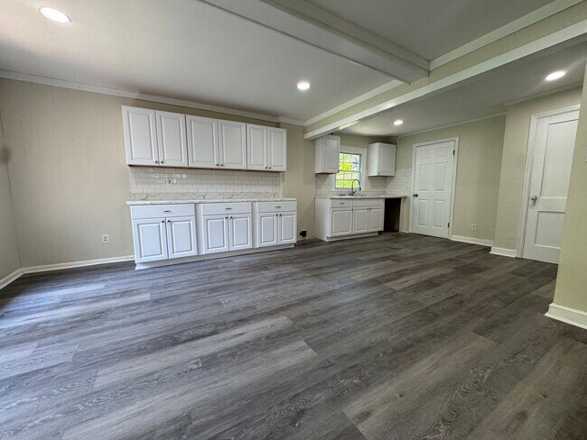 Building Photo - Large spacious home