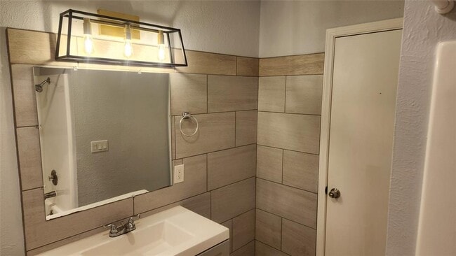 Building Photo - 618 Rollingway Dr