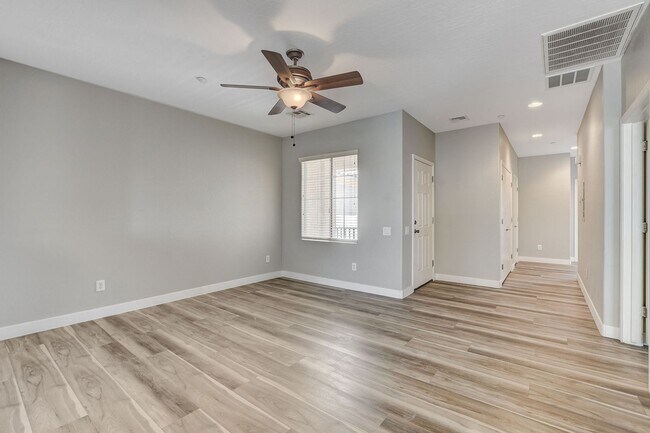 Building Photo - 3 Bedroom Condo