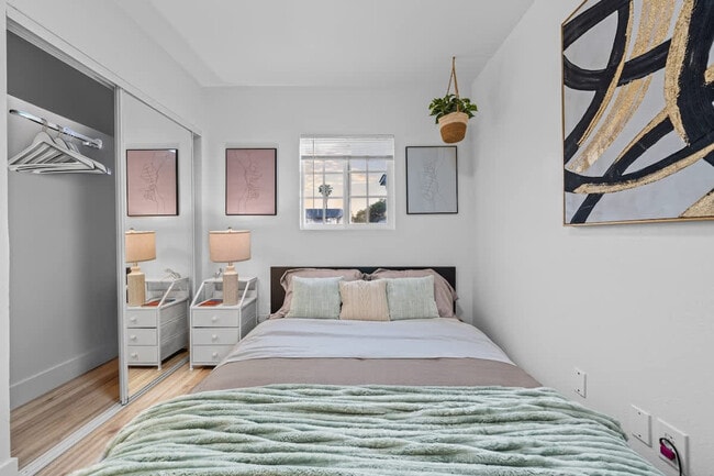 Building Photo - 606 S Sunshine Ave