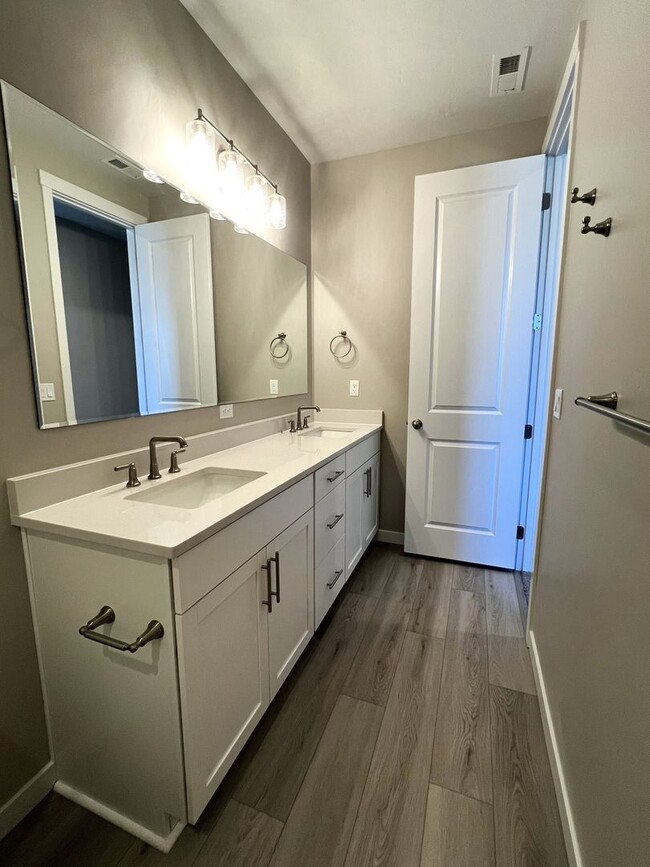 Building Photo - Brand new 3 bed 2.5 bath townhome in Stars...
