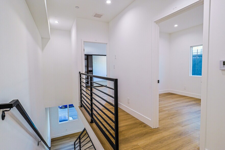 Building Photo - 4848 W 17th St