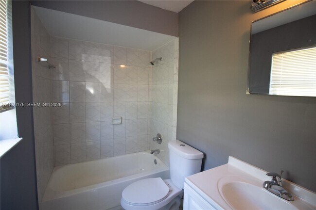 Building Photo - 825 SW 10th St